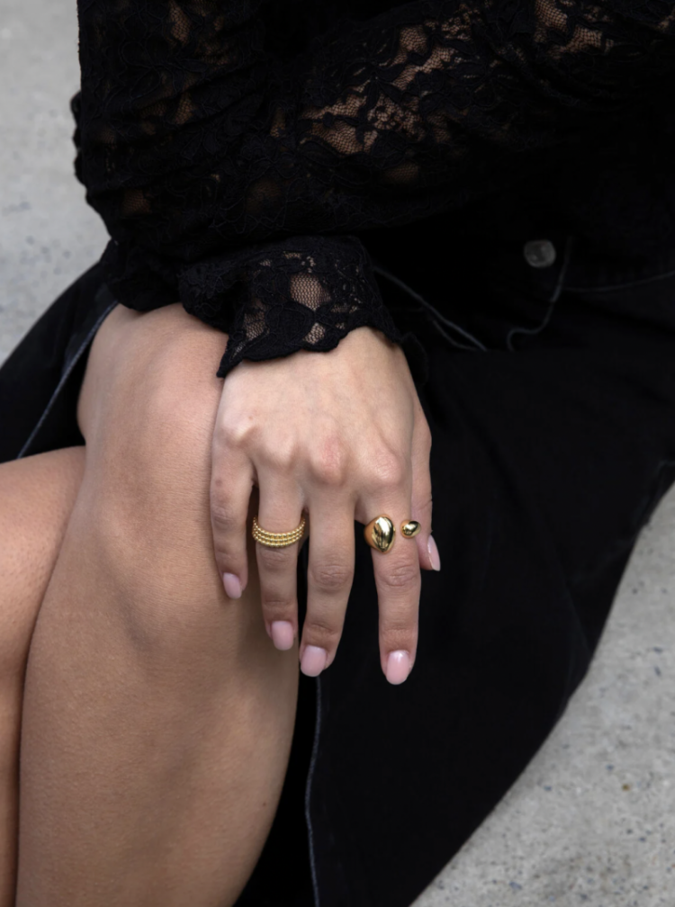claire Hug ring Gold