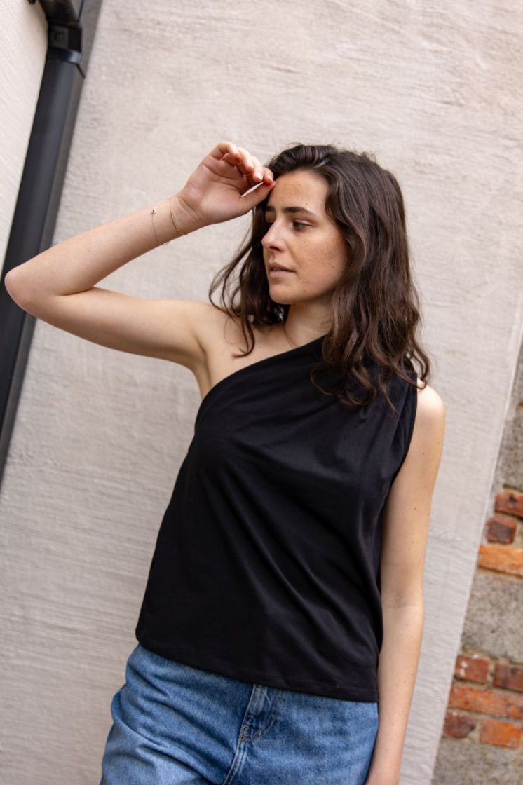 Una top  black