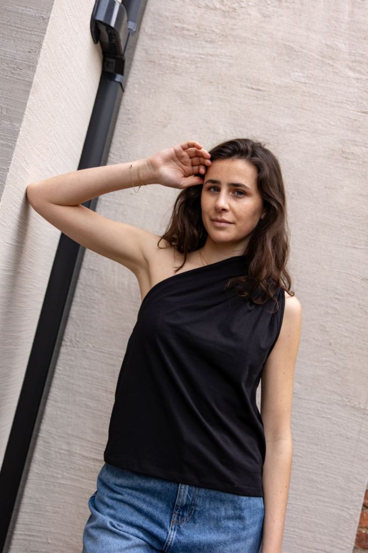 Una top  black