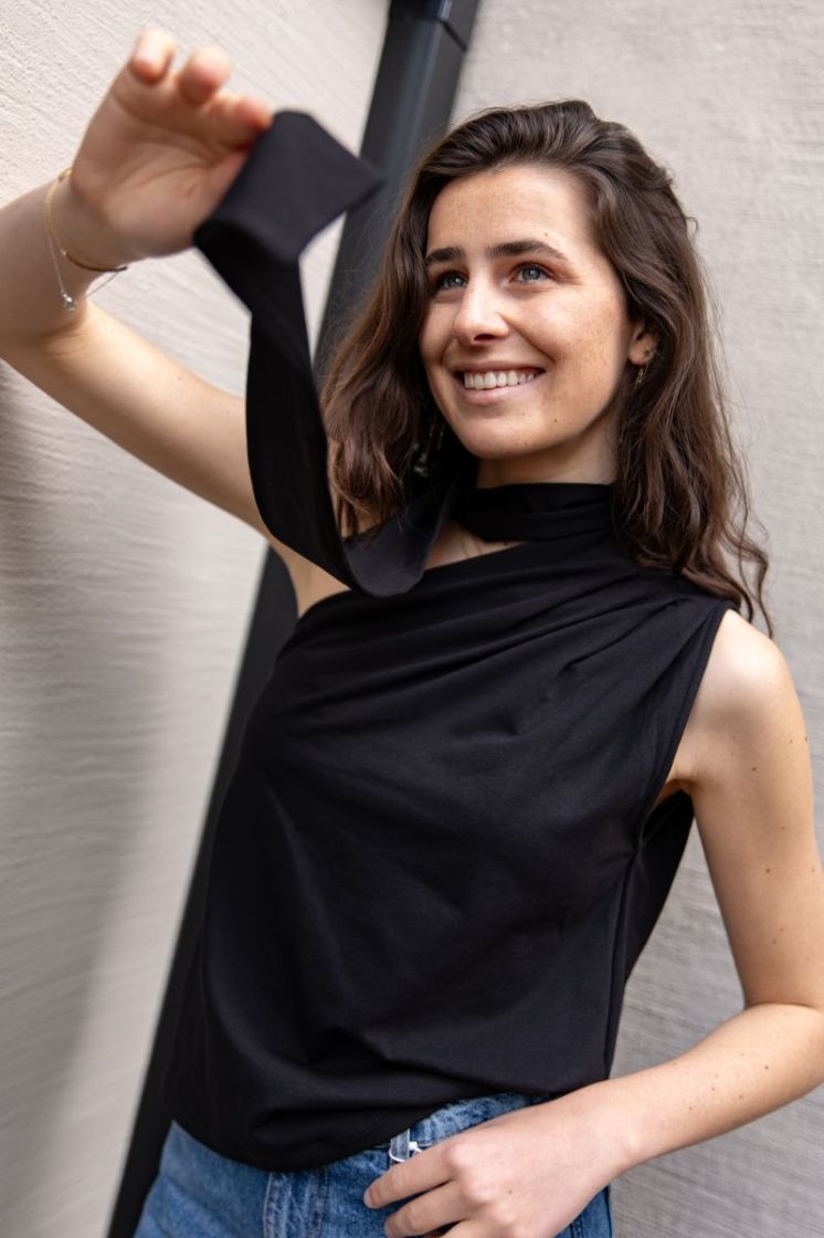 Una top  black
