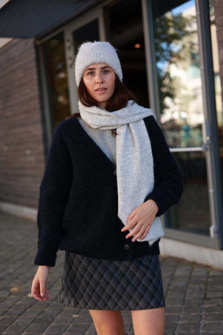 Sanelina-M brushy scarf 604 light grey