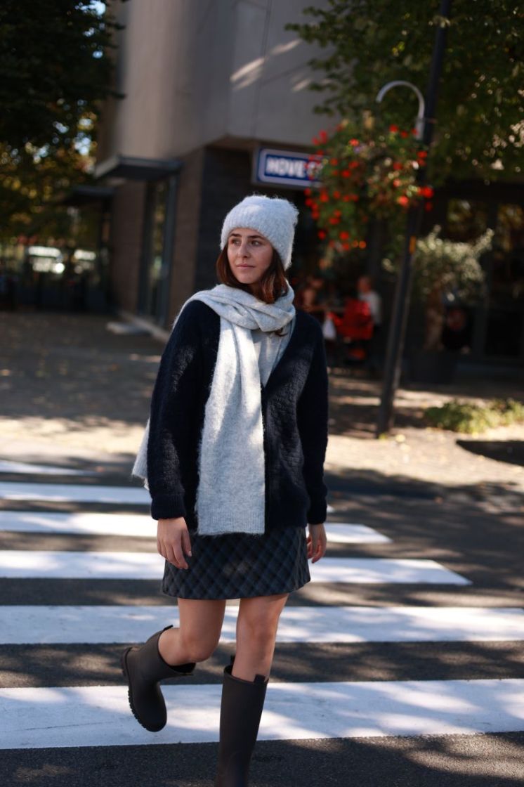 Sanelina-M brushy scarf 604 light grey