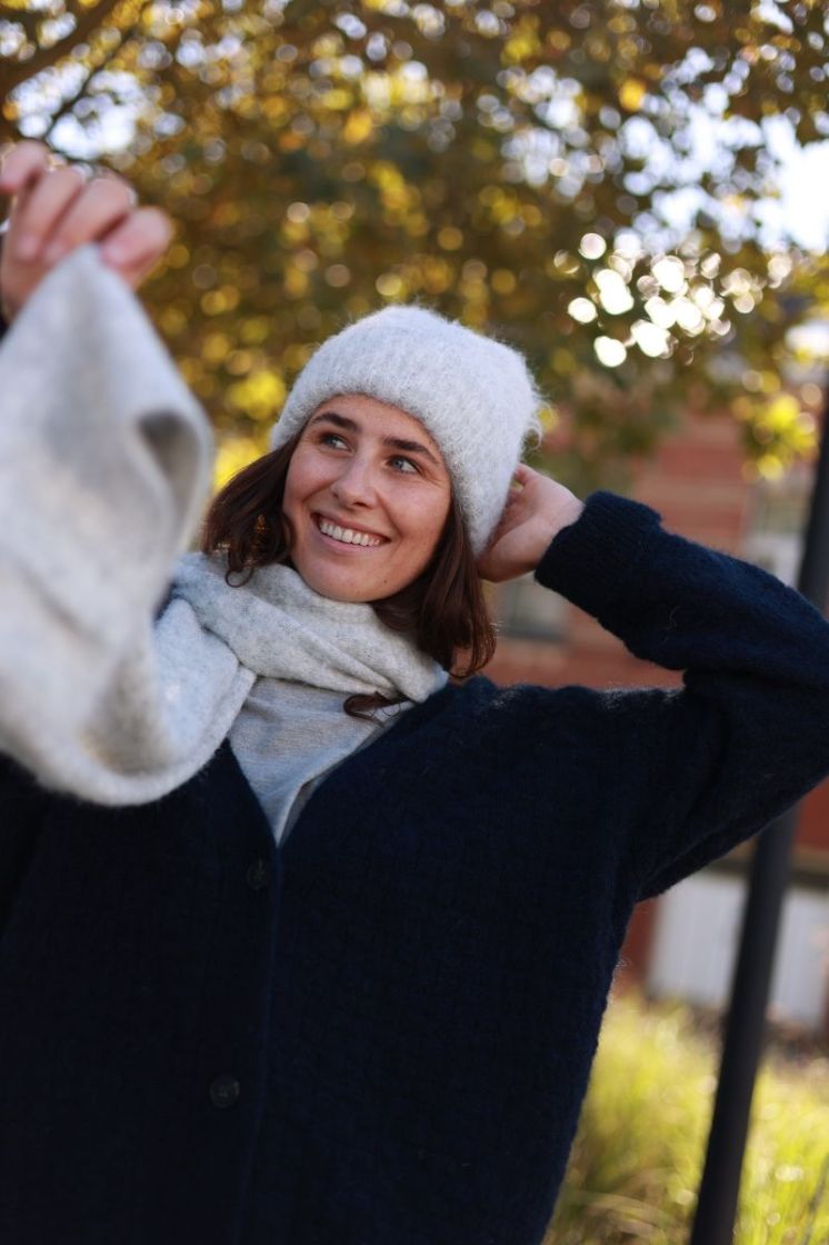 Sanelina-M brushy scarf 604 light grey