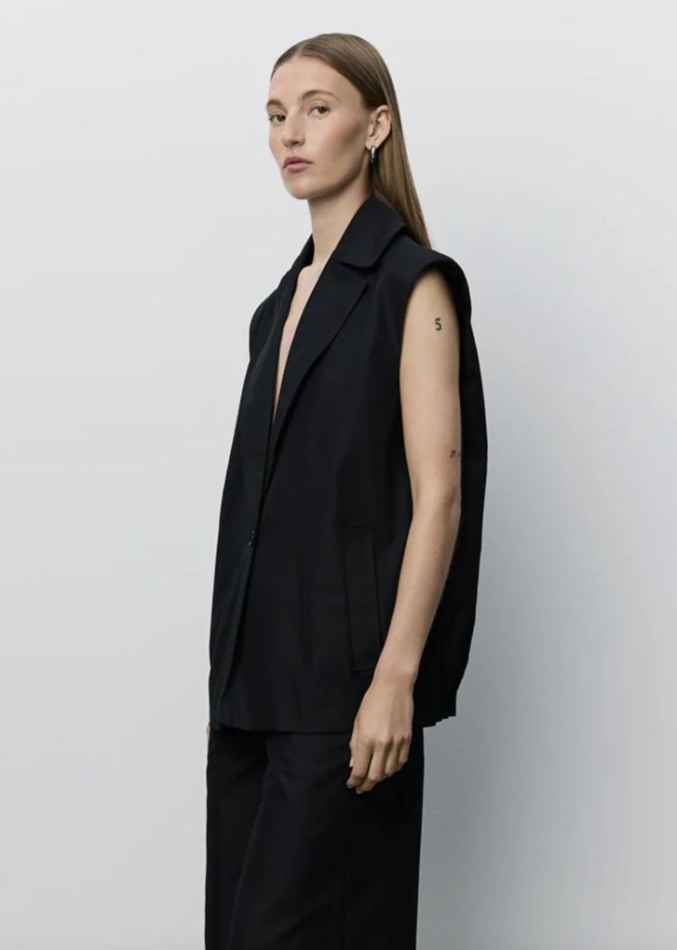 Laneasw pleated hem vest Black