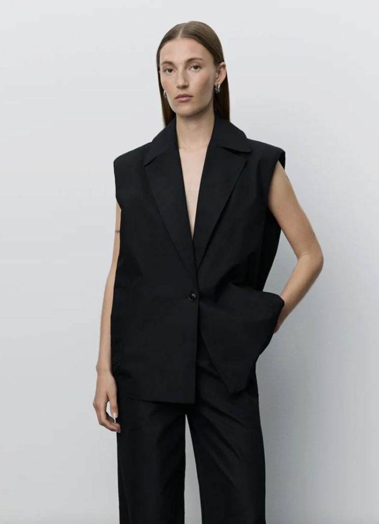 Laneasw pleated hem vest Black