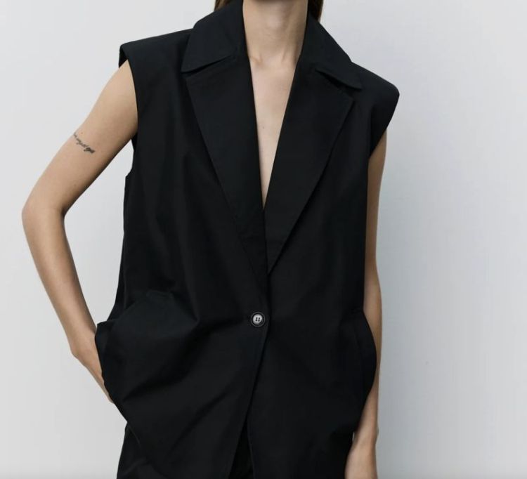 Laneasw pleated hem vest Black