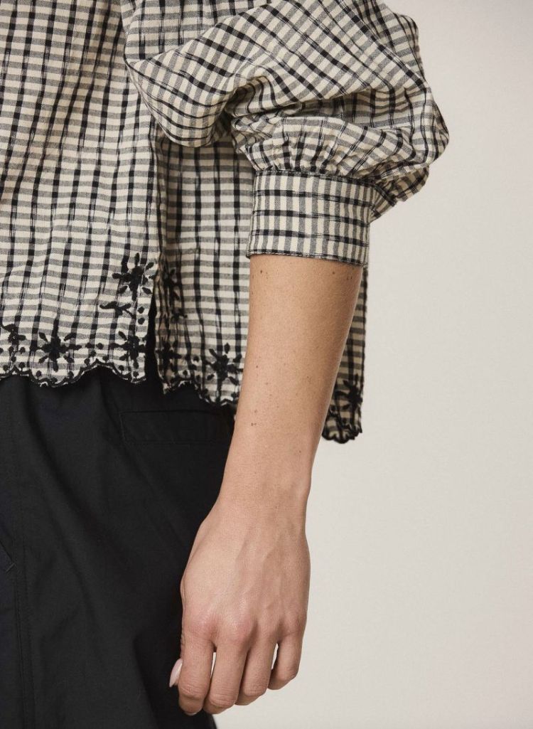 Contrast embroidery shirt Black